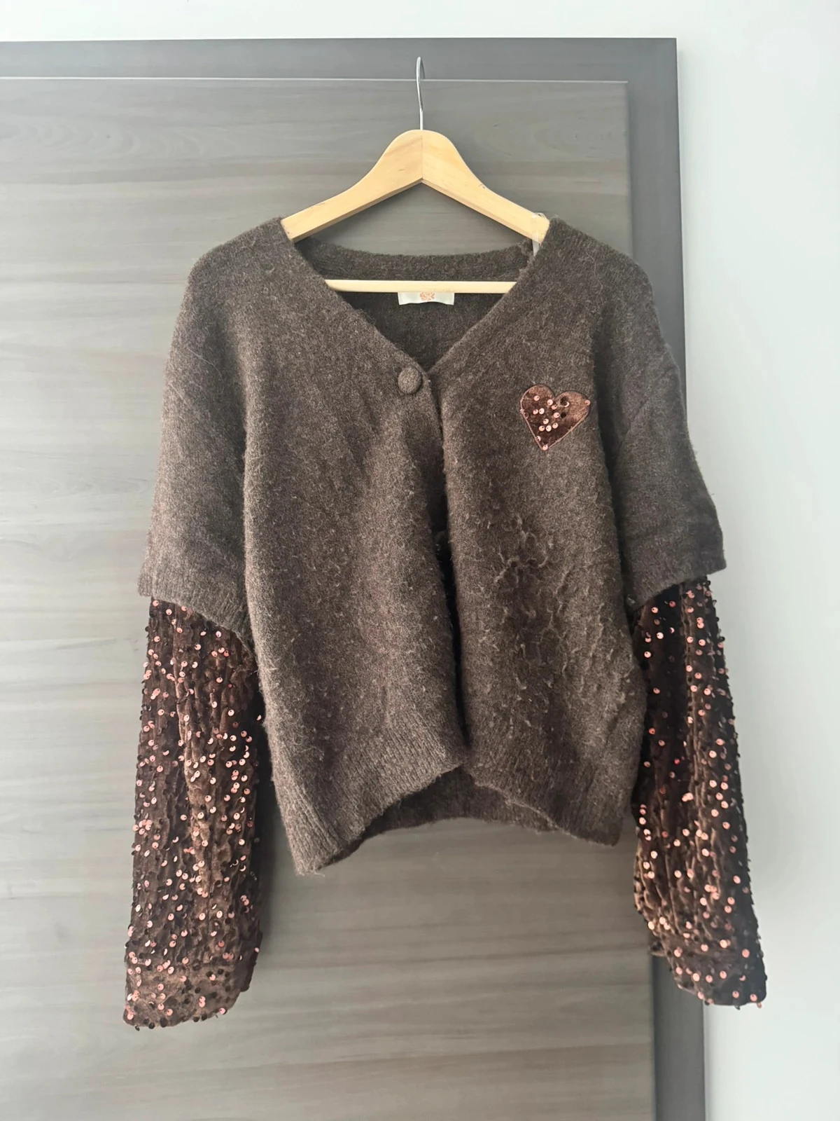 Gilet cardigan marron maille manches sequins et cœur brodé – Taille Unique (TU)